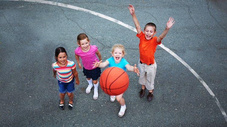 lớp học bóng rổ của những đứa trẻ bất hạnh